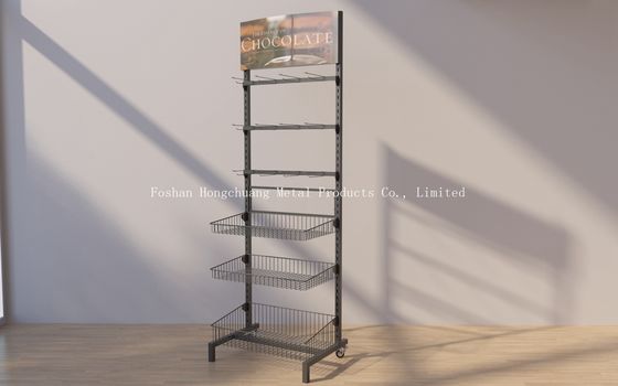 Il banco di mostra dell'alimento del deposito e del supermercato ha scaffale di esposizione dello spuntino tre dei canestri di Candy con l'annuncio