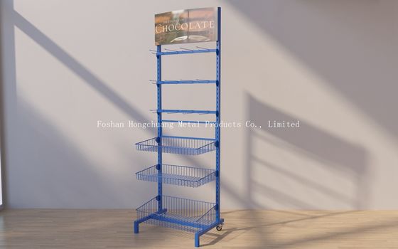 Il banco di mostra dell'alimento del deposito e del supermercato ha scaffale di esposizione dello spuntino tre dei canestri di Candy con l'annuncio