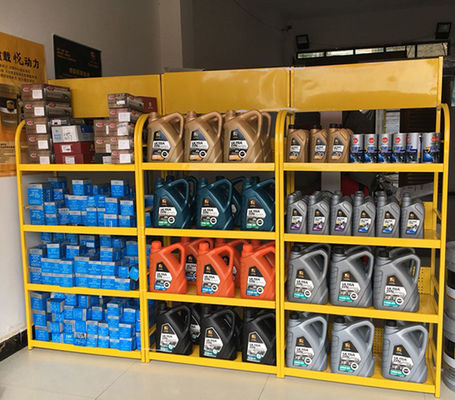 Gli accessori d'accantonamento su ordinazione dell'automobile del supermercato visualizzano per tormentare il bianco giallo verde