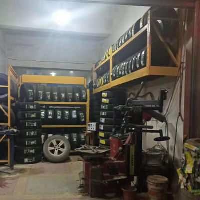 Lo scaffale su ordinazione del LH Logo Heavy Duty Tire Rack, gomma di attaccatura di parete tormenta lo scaffale di esposizione ispessito e d'acciaio per il negozio